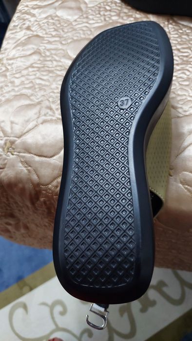 Продаётся женская летняя обувь.