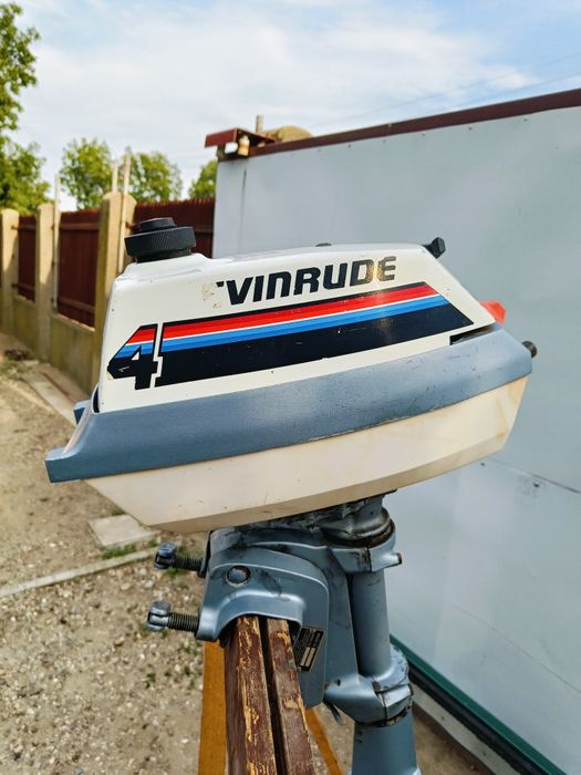 Motor barcă Evinrude 4 CP (2.8 kW) – Rezervor încorporat, stare excelentă