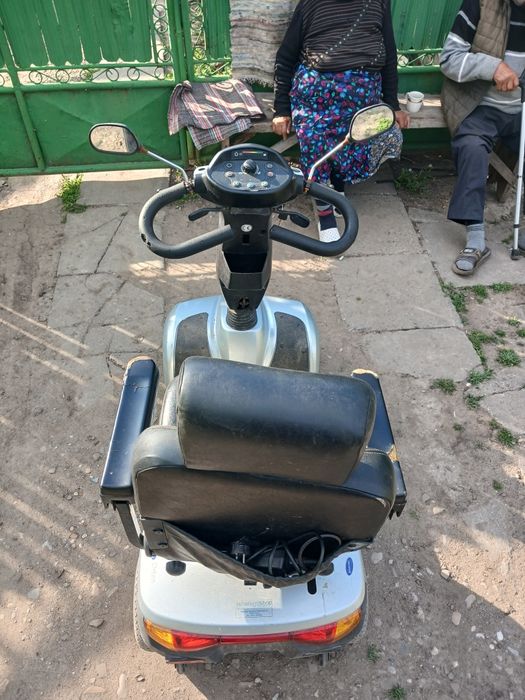 Vând scuter electric pentru bătrâni si oameni cu handicap.este impecabil  l am cumpărat la mana a 2a, eu îl dețin de 3luni 35mil neg.