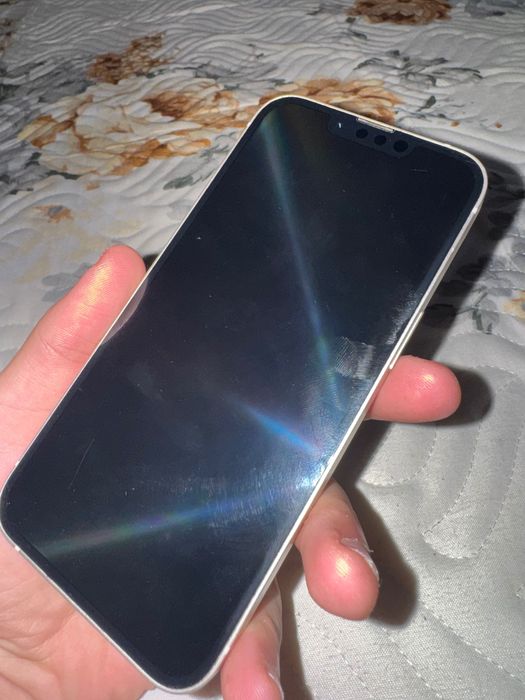 Vând iPhone 13 alb