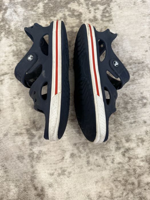 Сандали Crocs – сини с бели и червени акценти, размер 35