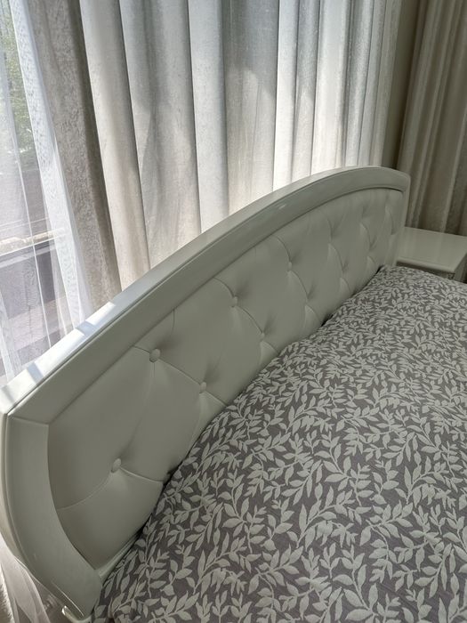 Спальная кровать и тумбочка