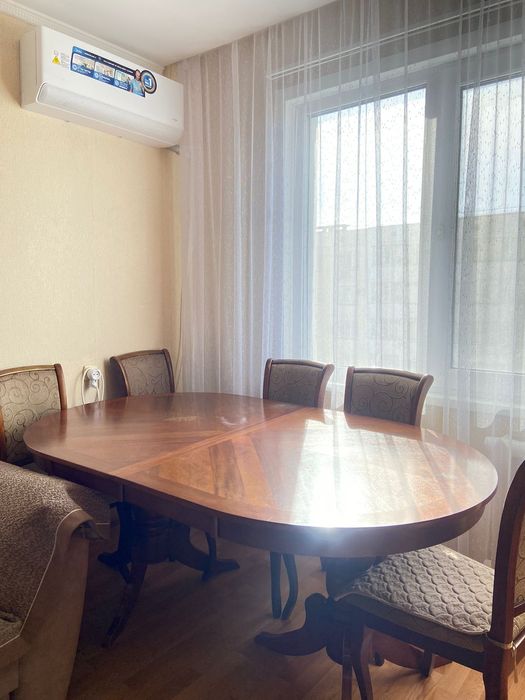 Продам стол с 6 стульями
