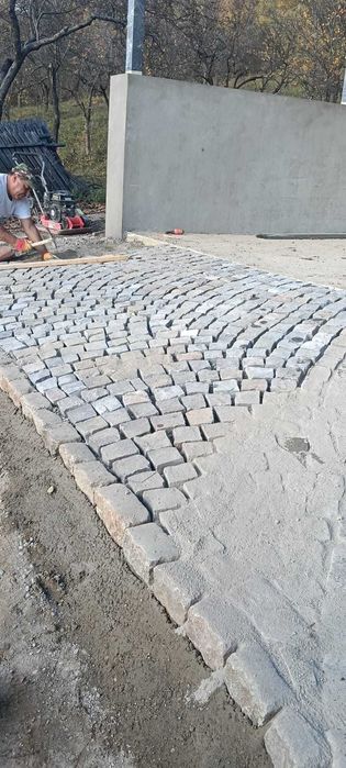 Piatră Cubică Rezistentă pentru Trafic Auto și Pietonal - Oferte