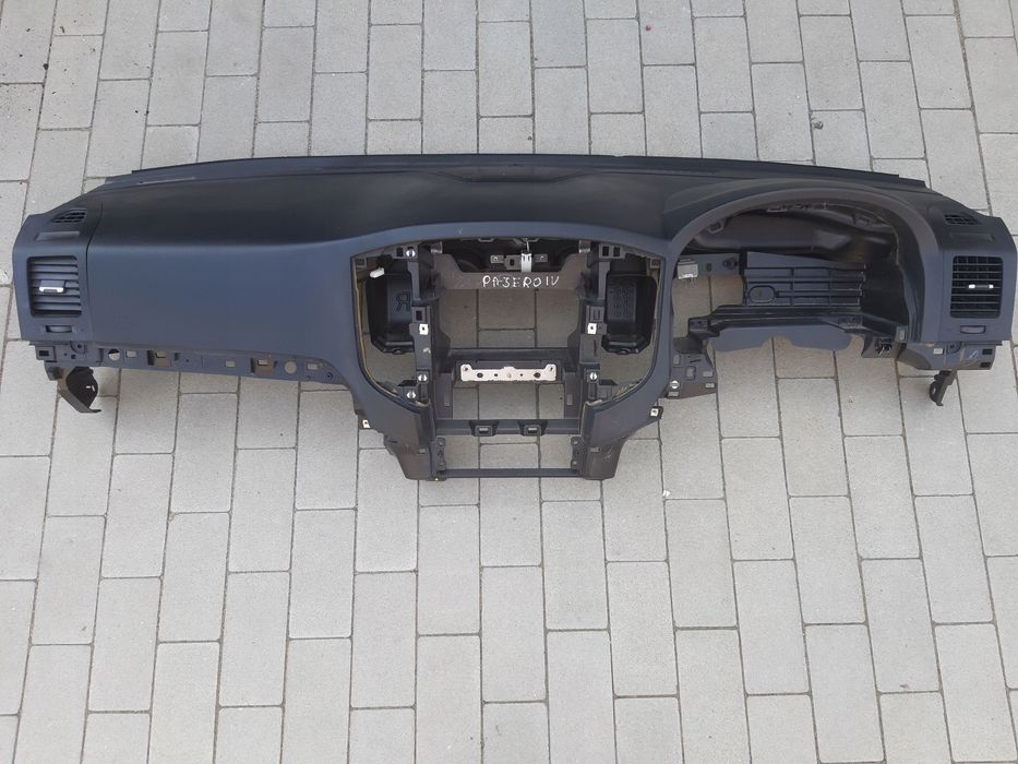 Панель с аирбагом на Pajero 4