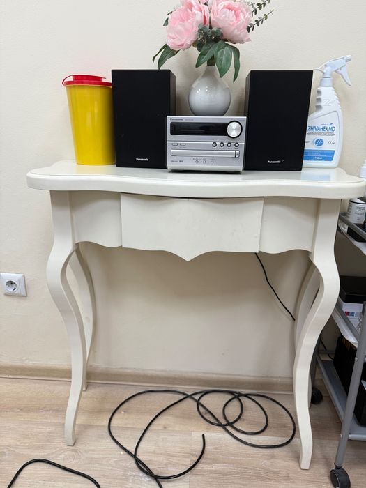 Бюро,маникюрна маса-масивно дърво