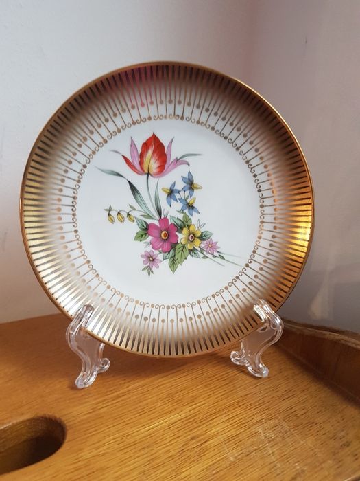 Farfurii ornament ; cuțit argint , paletă argint cu maner sidef