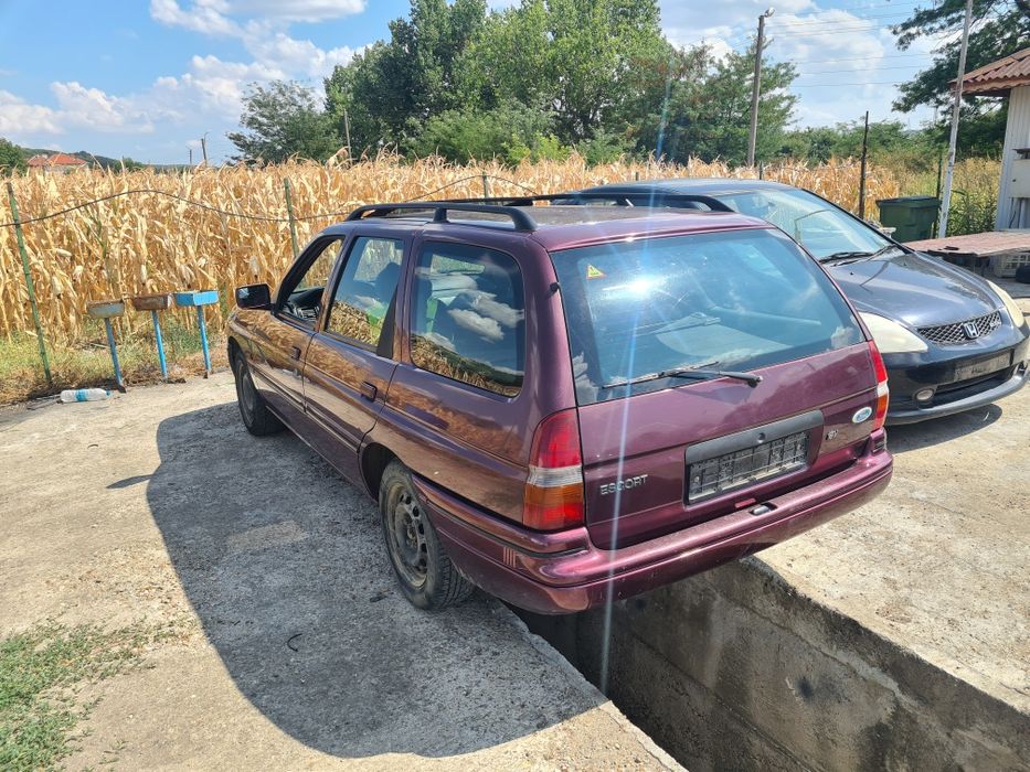 Форд Ескорт 1.6,бензин на части.