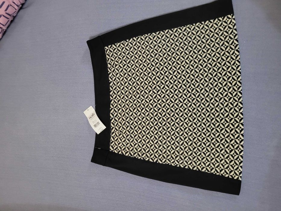 Wallis, UK,  fusta noua.