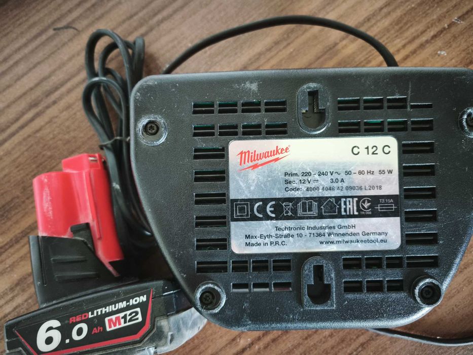 Зарядно и батерия Milwaukee 12V