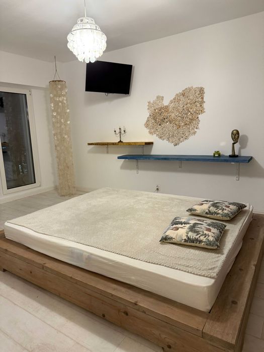 Pat lemn masiv minimalist cu saltea inclusa