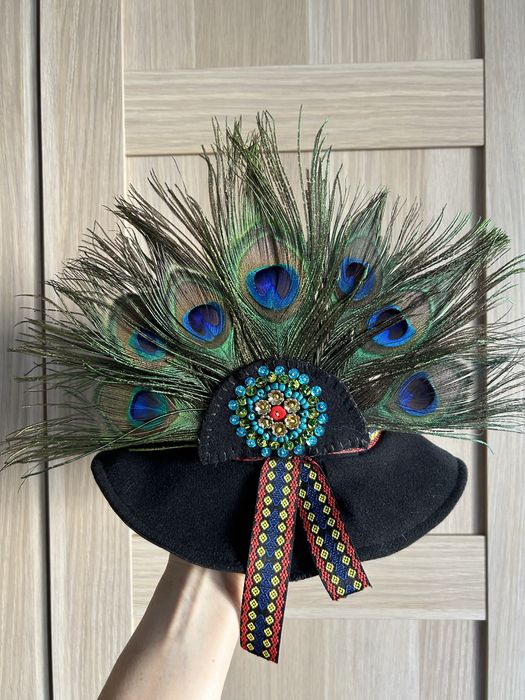 Pălărie cu model traditional cu pene de păun- model petru copii