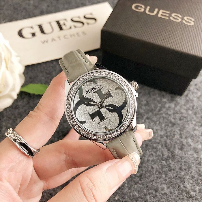 Дамски ръчен часовник Guess с кожена верижка