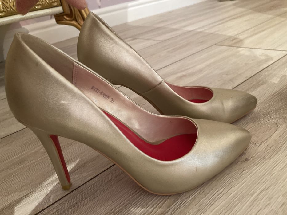 Туфли золотистого цвета