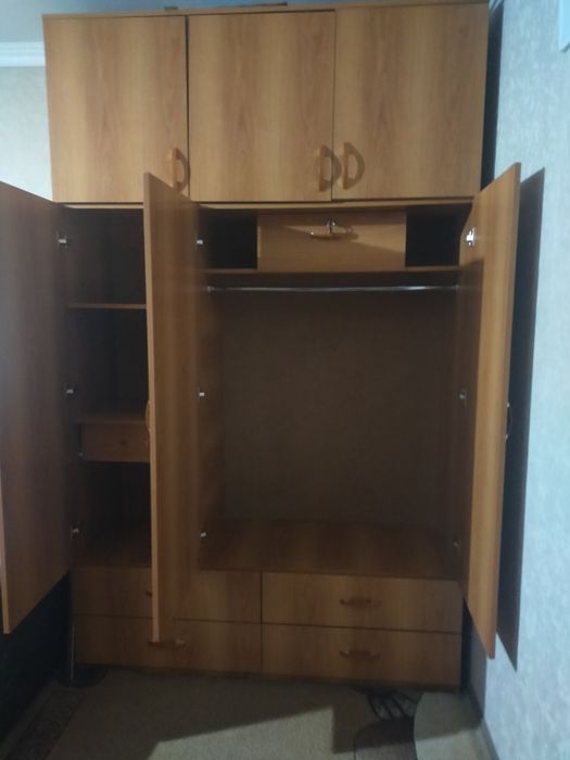 Шифоньер трёх створчатый