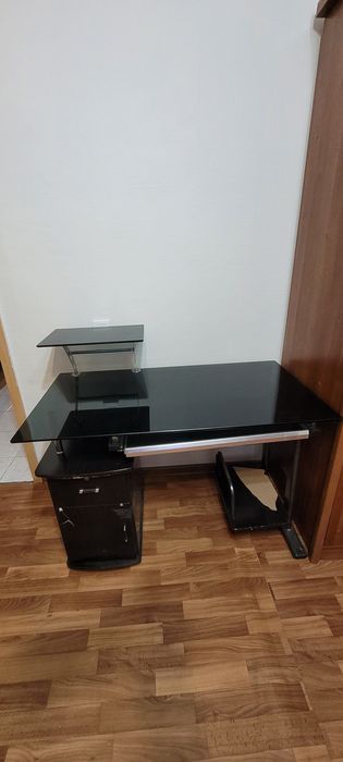 Продам компьютерный стол стеклянный чёрного цвета