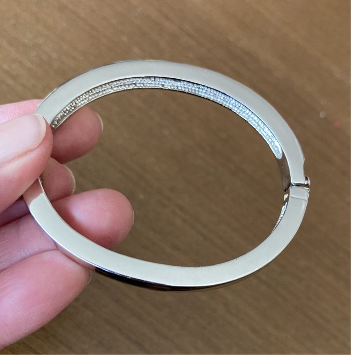 Гривна Attwood & Sawyer