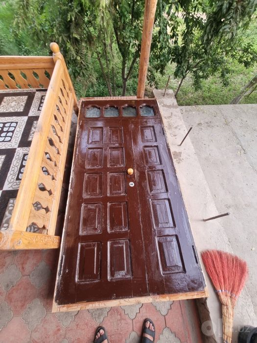 1 ta yarmo qopi eshik sotiladi.