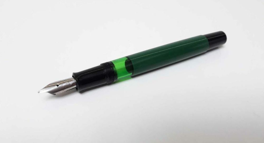 Stilou Pelikan M150, verde si negru