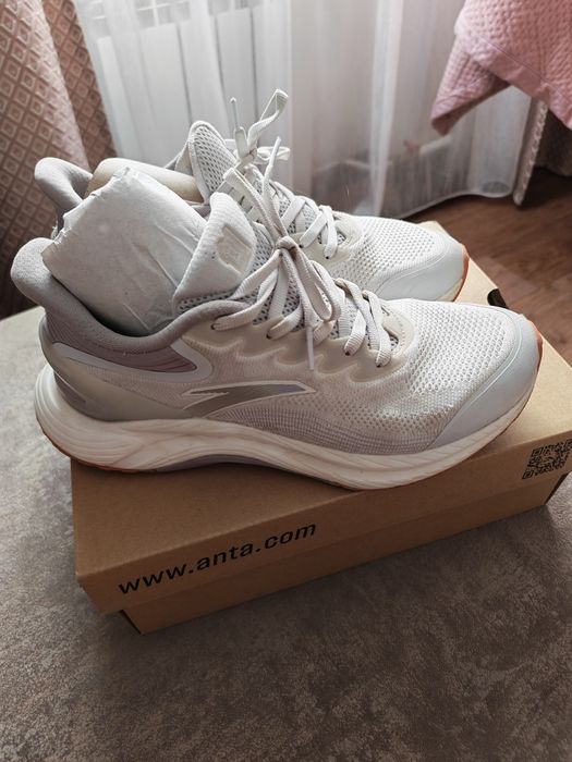 Кроссовки спортивные