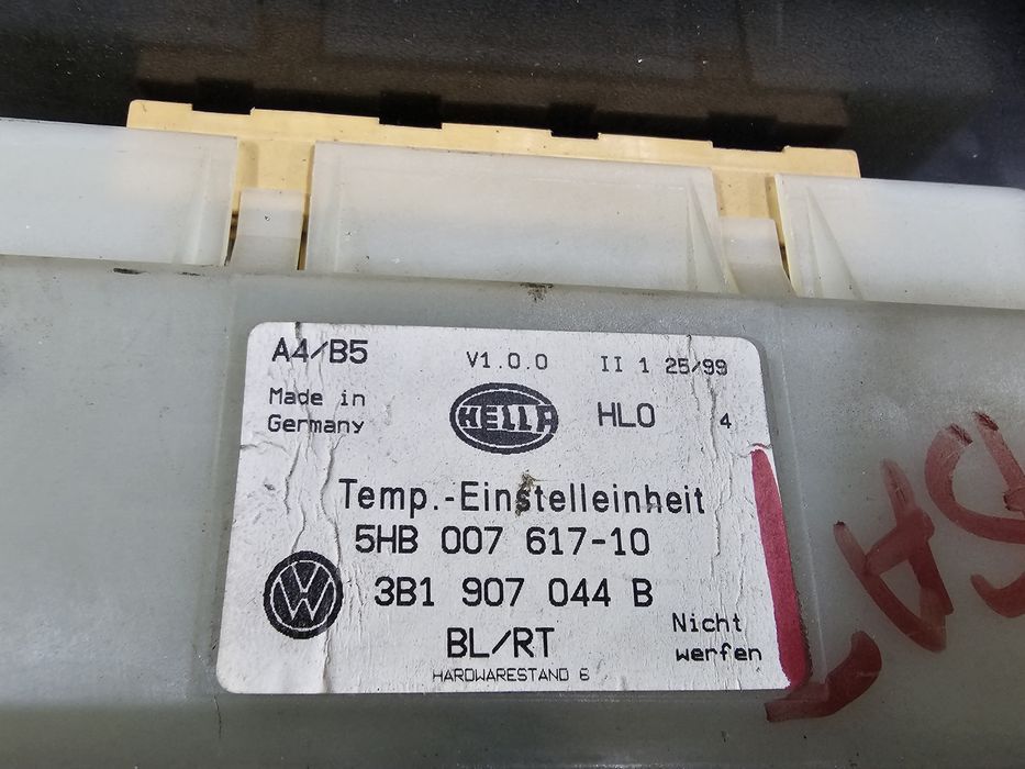 panou climatronic original volkswagen golf 4 / passat b5 

stare buna