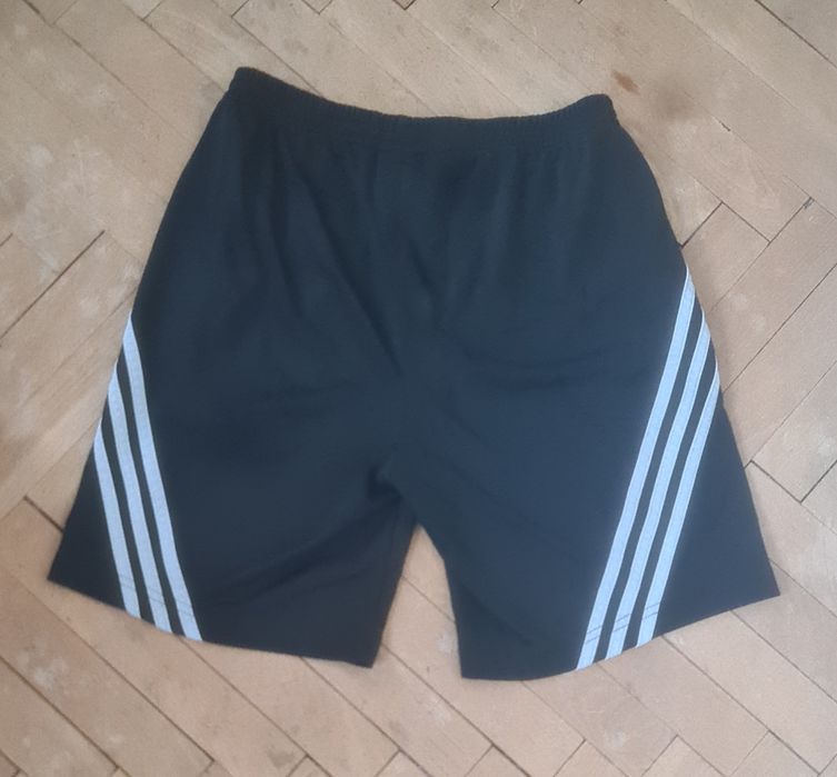 Къси панталони на Adidas