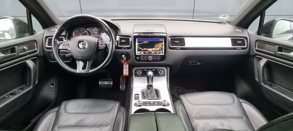 Vw Touareg facelift 3.0 Diesel 245 cp / perne aer , distronic +toate functiile de asistenta