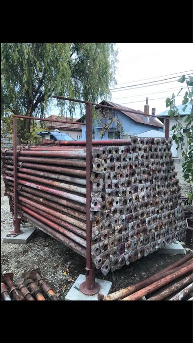 Popi metalici si schelă de închiriat