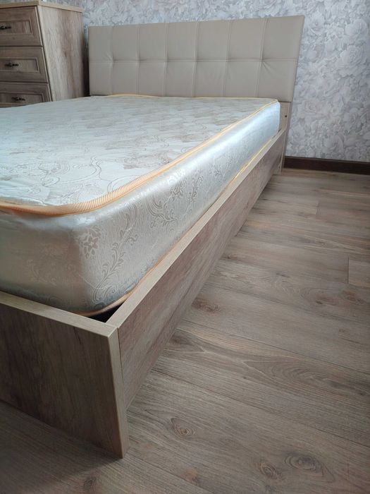 Кровать с матрасом