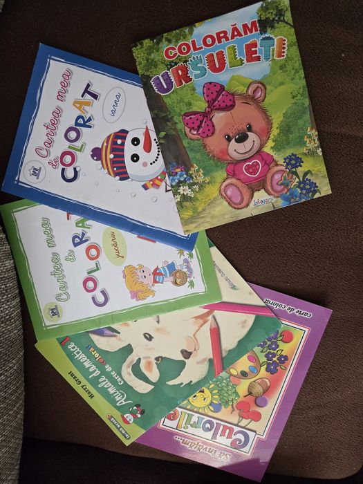 Vand carti de colorat simple si cu stickere