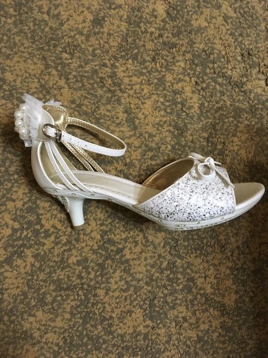 Босоножки. Для девочки. Новые абсолютно. 37 размер.