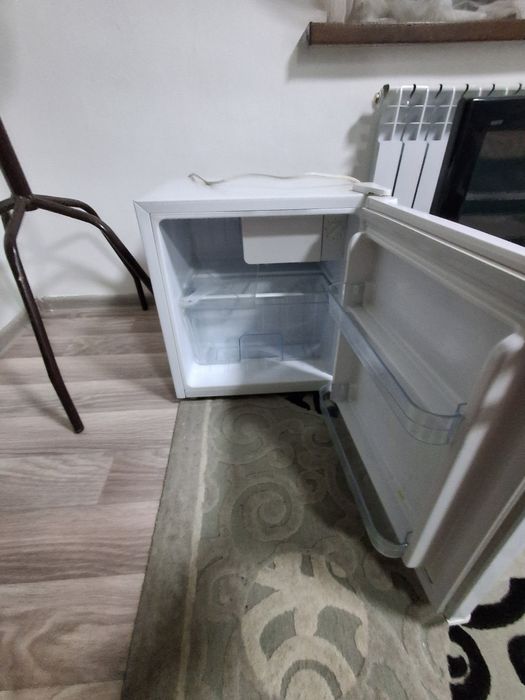 Мини холодильник и телевизор