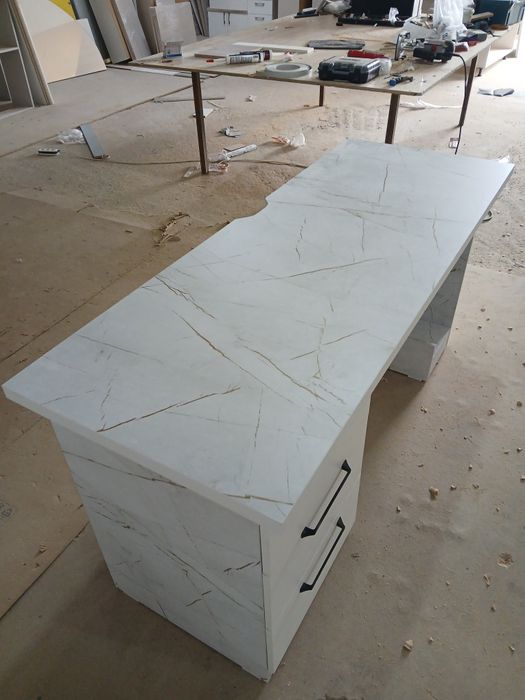 Современный компьютерный стол