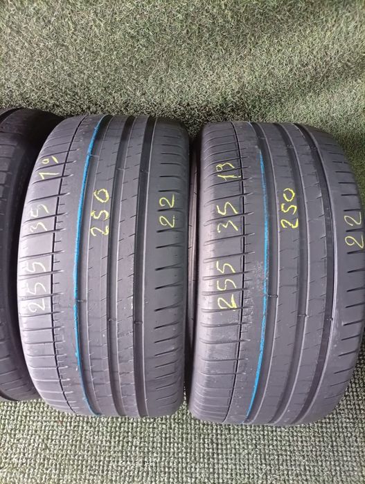 255 35 19 Michelin