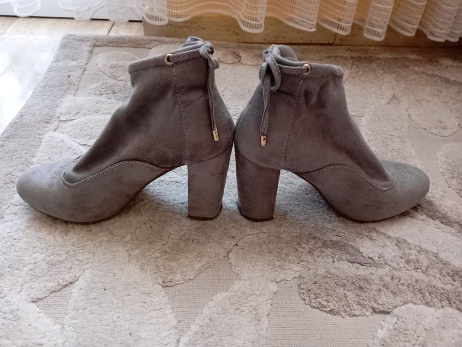 Два чифта дамски боти