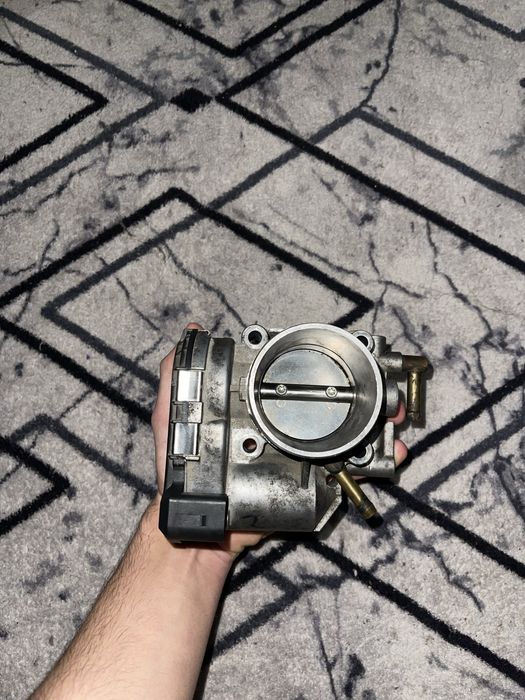 Дроселова клапа голф 4 1.6 fsi