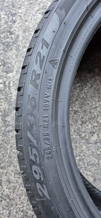 4 anvelope iarna Pirelli 295/35/21.Pretul este pe bucata.