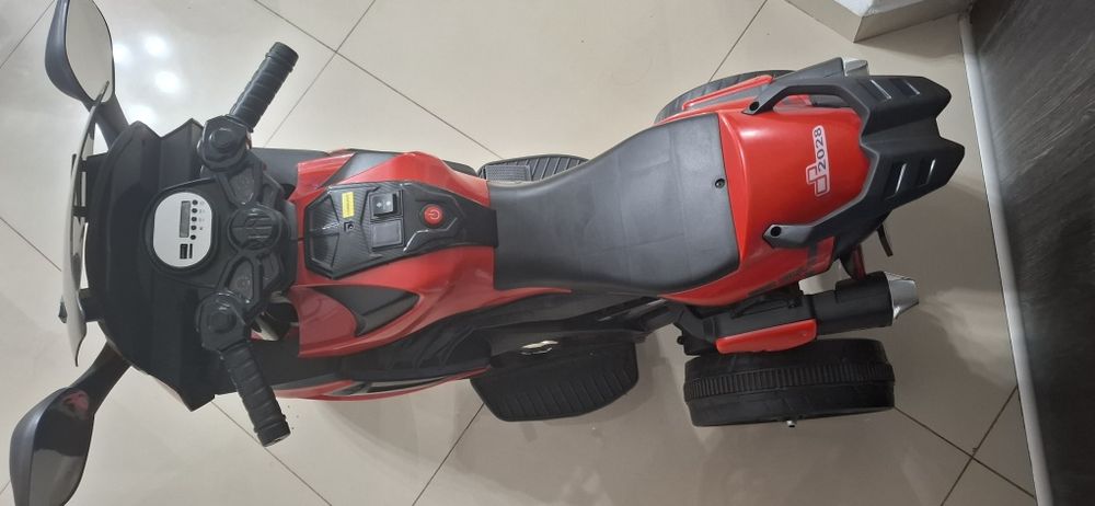 Vând motocicletă electrică