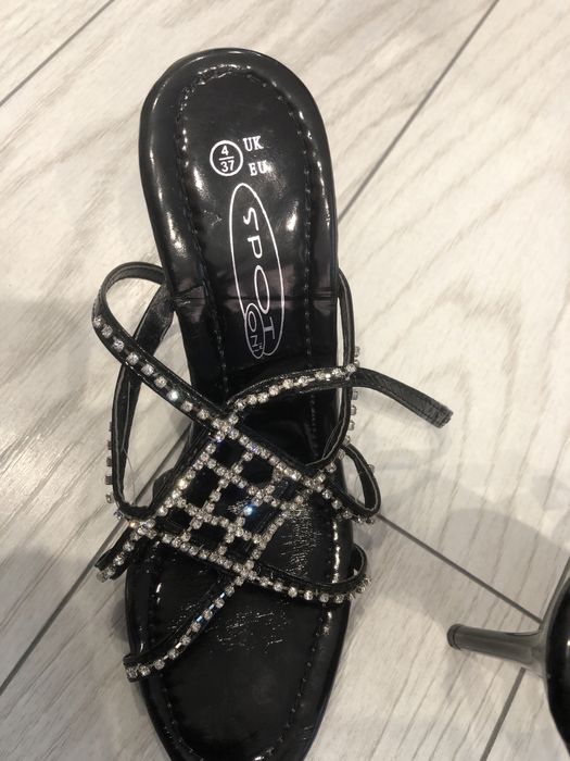 Продавам високи сандали