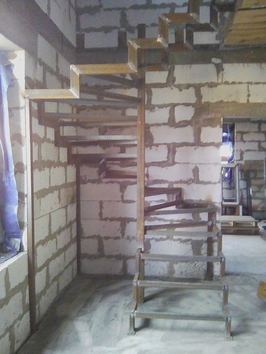 Сварщик Лестницы Астана.