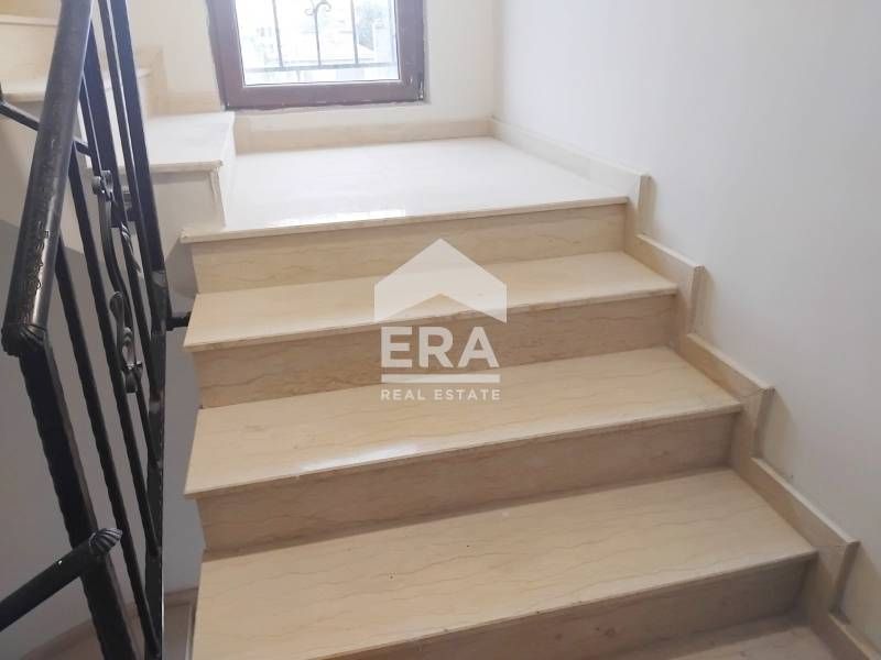 Просторен  три спален апартамент в готова сграда с включено парко мяст