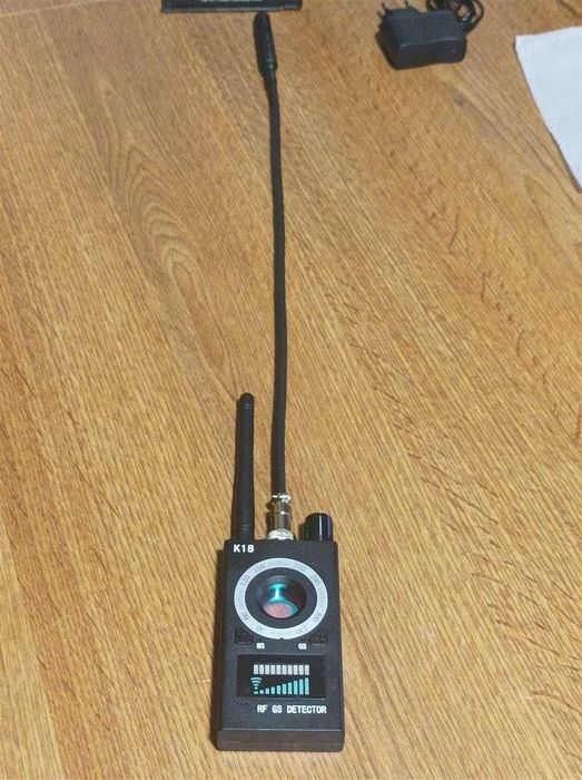 Aparat special pentru cautat camere si microfoane spion