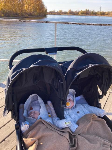 Коляска для двойняшек Joie