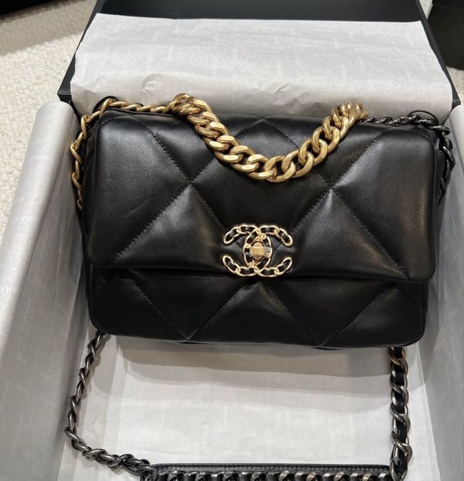 Чанти на Chanel.