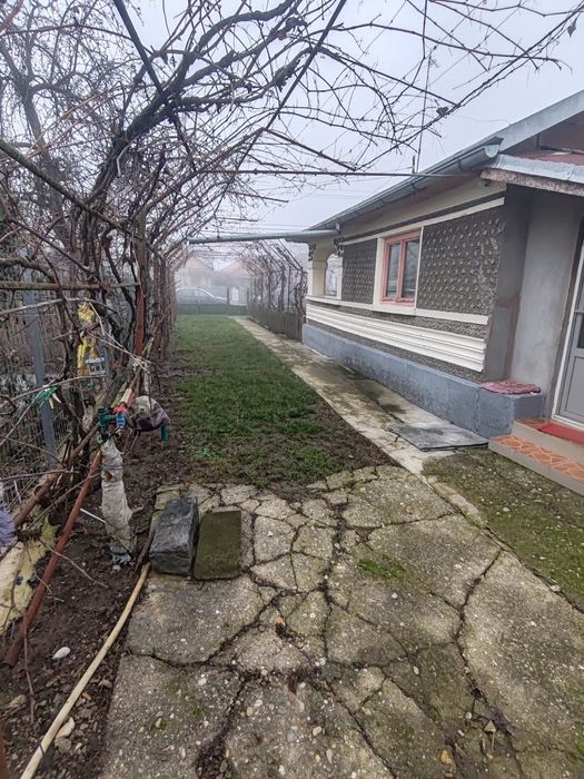 Proprietar vând casă în comuna Brazi sat Bătești strada principală!