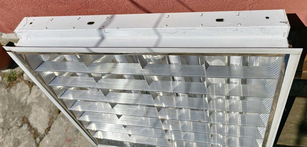 Осветителни тела с луминисцентни лампи 4x18W за вграждане в растерен таван