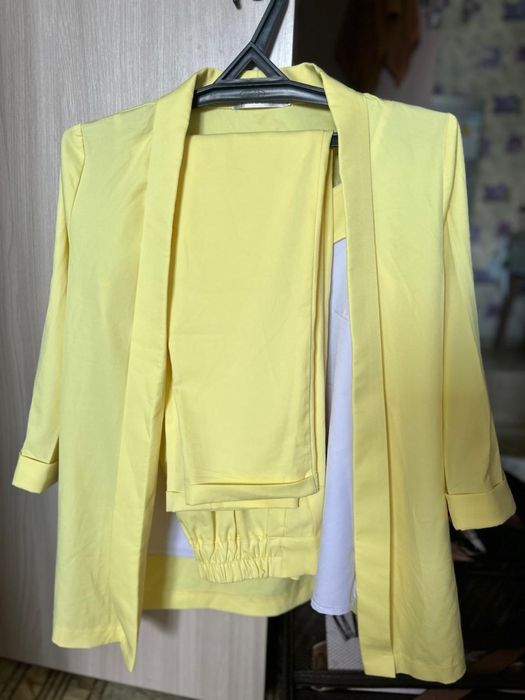 Продам костюм тройка