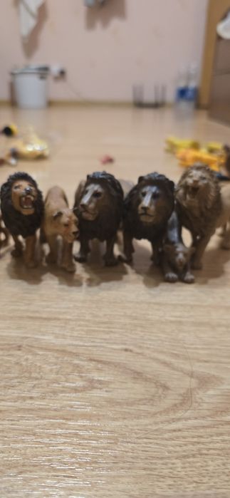 Продам релестичные фигурки львов оригинальные