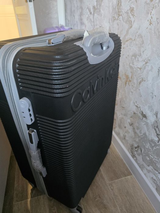 Продам чемодан поликарбонат