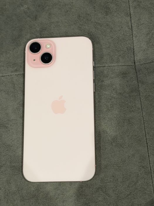 Продавам IPhone 15 plus pink много добро състояние